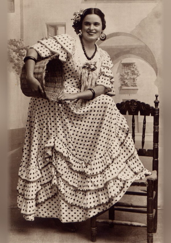 Woman in a polka-dot flamenco dress with rows of overlapping flounces, photograph from 1942
